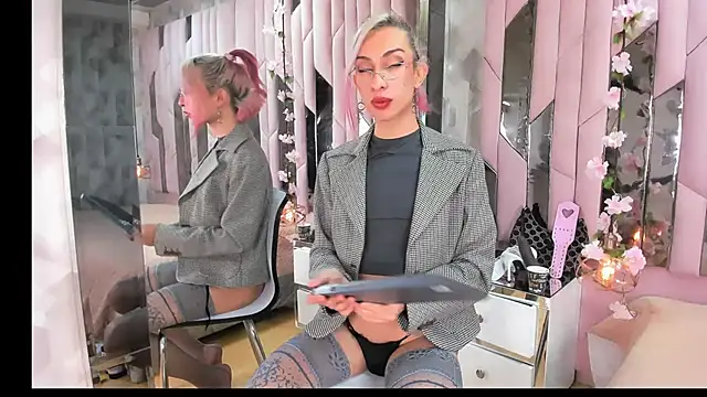 Snapshot of MadisonWood01 chatting on January 23, 1:56 pm MadisonWood01 online show from January 23, 1:56 pm