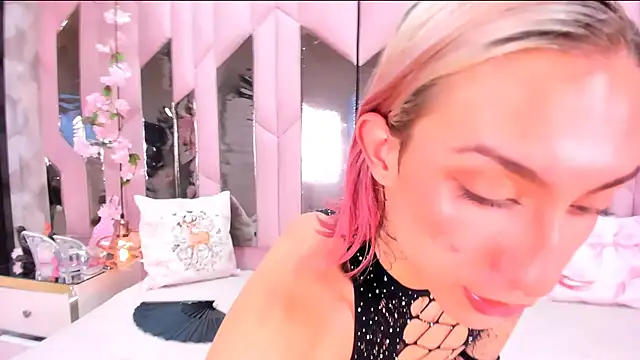 Snapshot of MadisonWood01 chatting on February 18, 12:17 pm MadisonWood01 online show from February 18, 12:17 pm