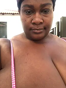 Snapshot of bustytitsxxx chatting on December 10, 4:45 am bustytitsxxx online show from December 10, 4:45 am