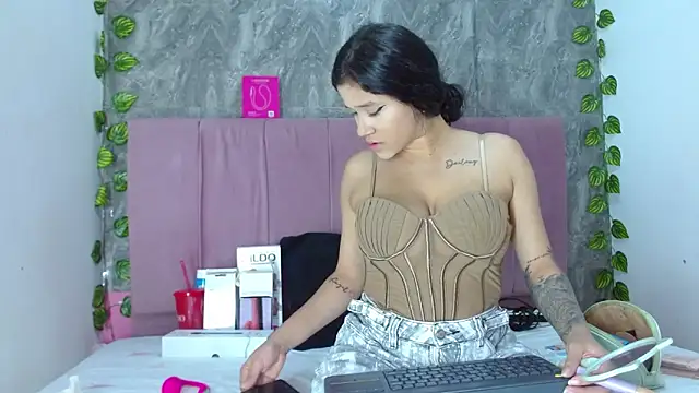 anitacorreahotcm101 online show from April 4, 7:44 pm