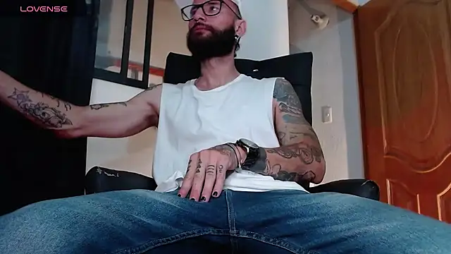 Snapshot of ren_stipee chatting on February 15, 4:03 am ren stipee online show from February 15, 4:03 am