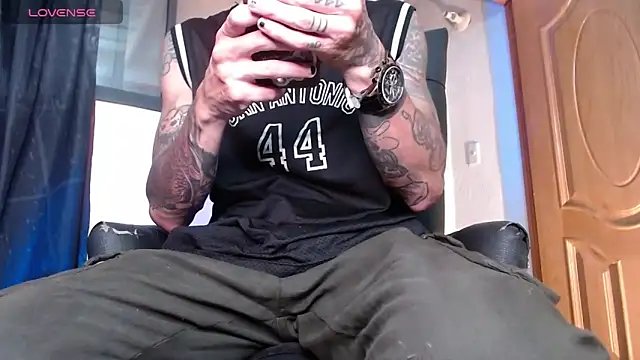 Snapshot of ren_stipee chatting on March 5, 3:51 am ren stipee online show from March 5, 3:51 am