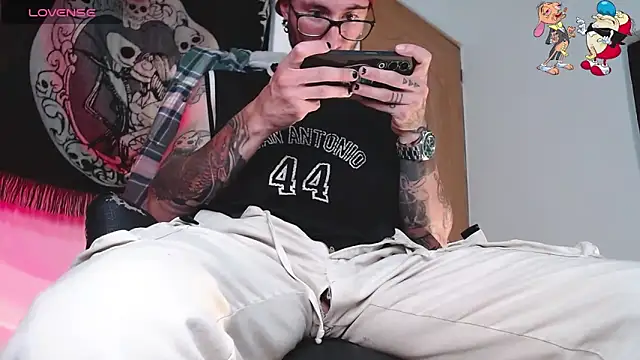 Snapshot of ren_stipee chatting on October 1, 10:10 am ren stipee online show from October 1, 10:10 am