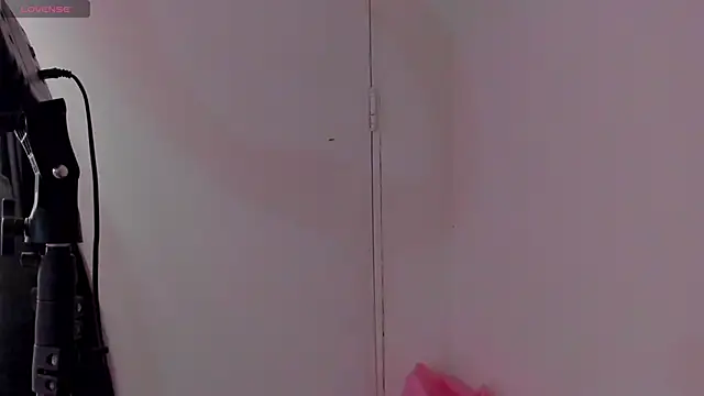 emma-hiill online show from December 21, 2:26 pm