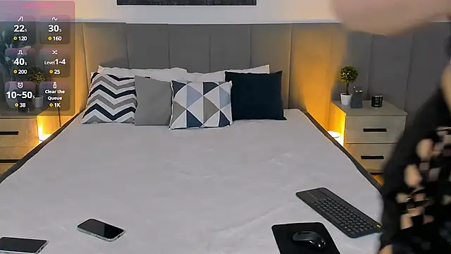 Snapshot of MiaBecky chatting on February 6, 5:25 am MiaBecky online show from February 6, 5:25 am