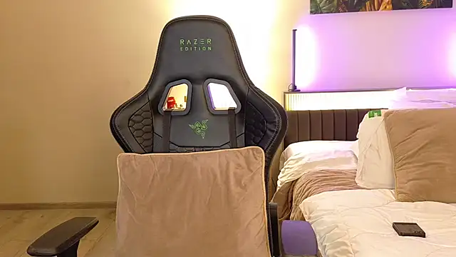 joycesilver online show from October 3, 8:00 am