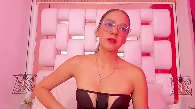 EmmyCruzZ online show from December 4, 7:00 pm