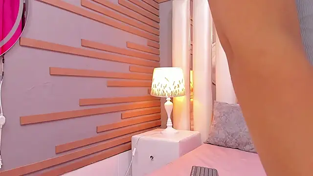 EmmyCruzZ online show from February 7, 7:06 pm