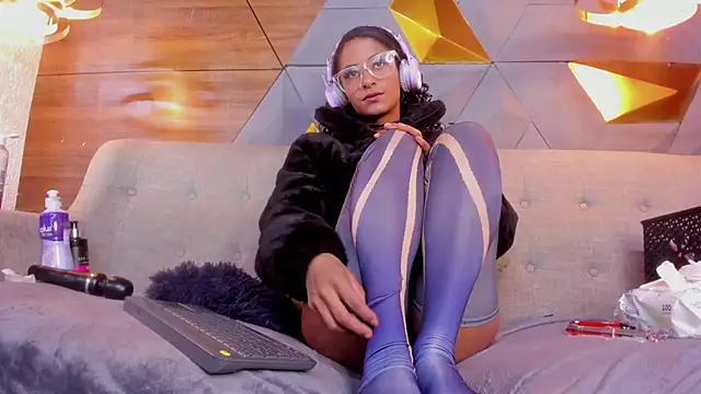 Snapshot of sarah_banks1 chatting on January 6, 10:15 pm sarah banks1 online show from January 6, 10:15 pm