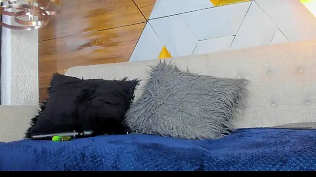 Snapshot of sarah_banks1 chatting on February 10, 8:00 pm sarah banks1 online show from February 10, 8:00 pm