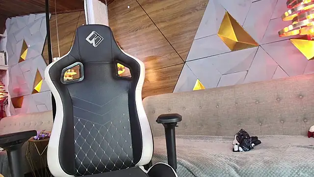 Snapshot of sarah_banks1 chatting on February 24, 7:09 pm sarah banks1 online show from February 24, 7:09 pm