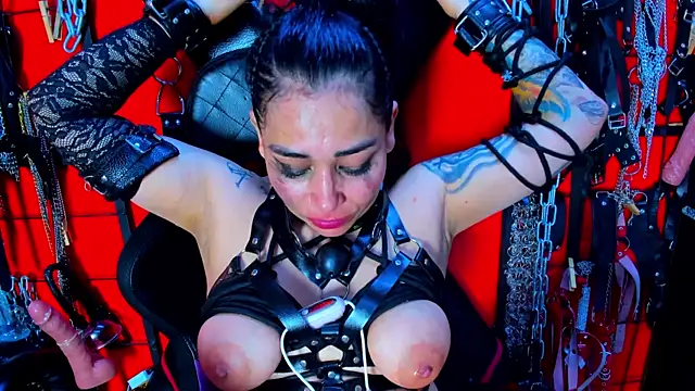 Snapshot of sadistic_aradia chatting on January 18, 11:43 am sadistic aradia online show from January 18, 11:43 am