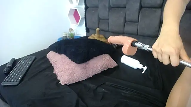 Snapshot of Emma_Evelyn chatting on December 22, 7:42 pm Emma Evelyn online show from December 22, 7:42 pm