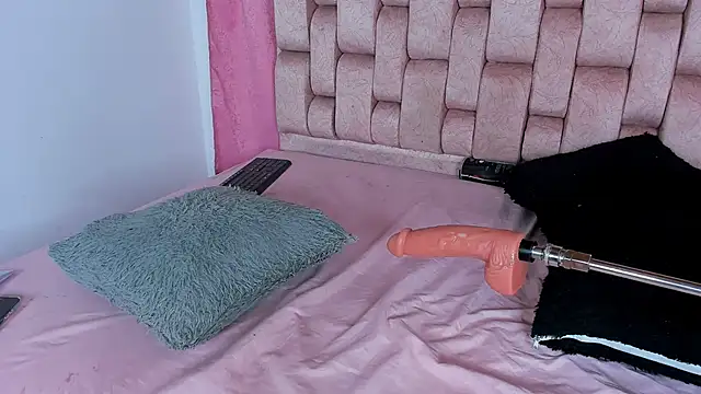 Snapshot of Emma_Evelyn chatting on October 12, 7:13 pm Emma Evelyn online show from October 12, 7:13 pm