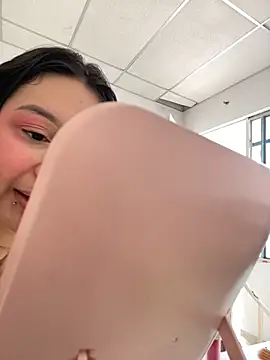 Snapshot of Pretty_Isadora chatting on February 4, 5:34 pm Pretty Isadora online show from February 4, 5:34 pm