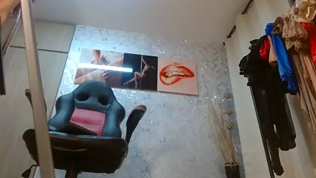 Samantabrown  online show from February 12, 11:16 am