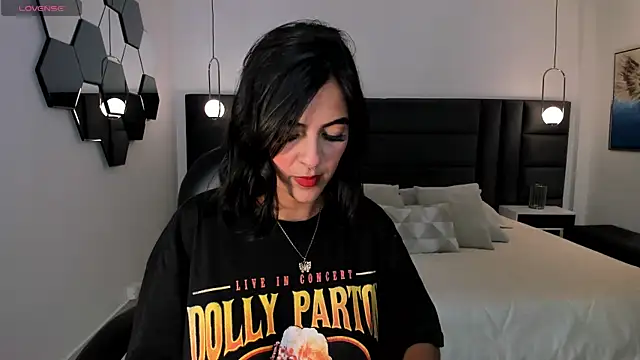 VictoriaMilan  online show from December 11, 8:28 pm
