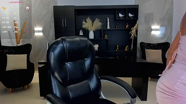 VictoriaMilan  online show from March 5, 9:37 pm