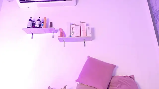 Kim Baker1 online show from October 17, 8:55 pm