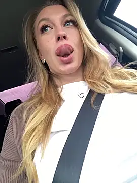 Snapshot of Sweet___Emily chatting on October 10, 1:10 pm Sweet   Emily online show from October 10, 1:10 pm