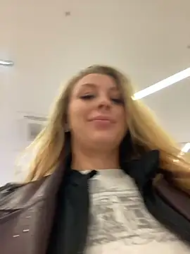 Snapshot of Sweet___Emily chatting on October 16, 1:45 pm Sweet   Emily online show from October 16, 1:45 pm