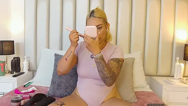 Emily robertss online show from November 24, 3:17 am