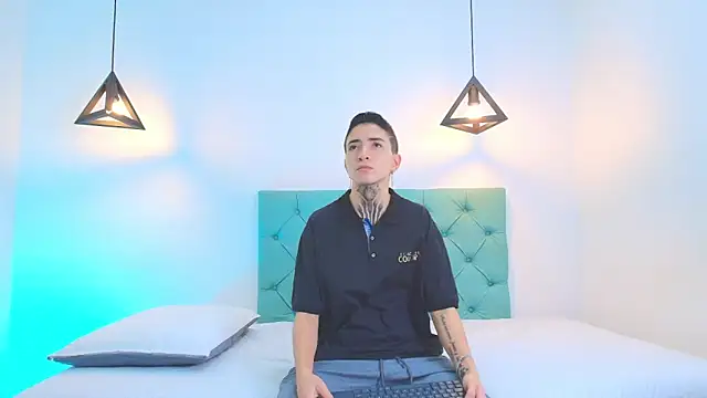 Tinny and Candy online show from February 3, 1:19 pm