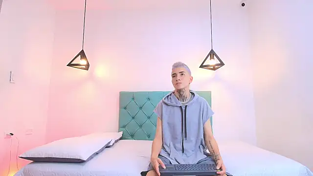 Tinny and Candy online show from February 20, 1:08 pm