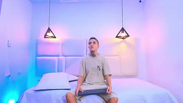 Tinny and Candy online show from March 21, 1:12 pm