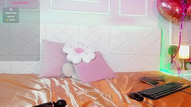 Snapshot of OraLarson chatting on March 17, 2:45 pm OraLarson online show from March 17, 2:45 pm