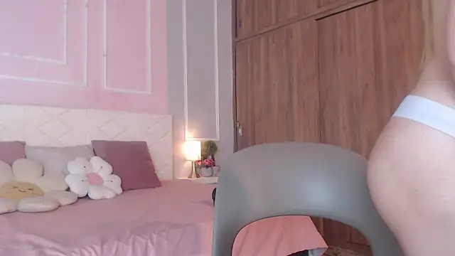 Snapshot of OraLarson chatting on September 19, 11:55 am OraLarson online show from September 19, 11:55 am