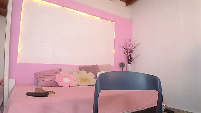 Snapshot of OraLarson chatting on October 26, 12:00 pm OraLarson online show from October 26, 12:00 pm