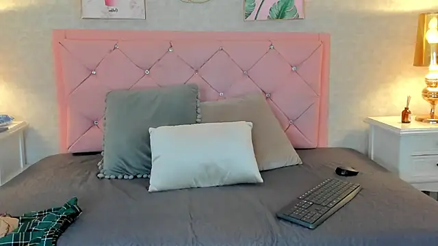 Ginger Violetta  online show from February 1, 7:55 pm