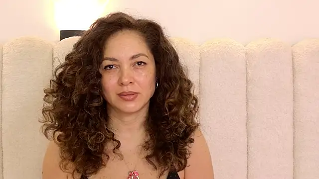 Juliabadlee online show from November 9, 7:45 pm