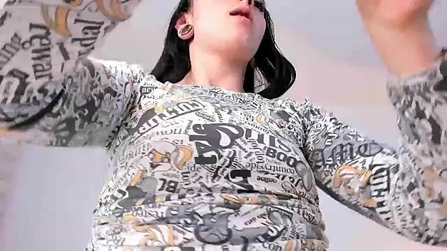 Snapshot of liaqueen610 chatting on December 19, 2:45 am liaqueen610 online show from December 19, 2:45 am