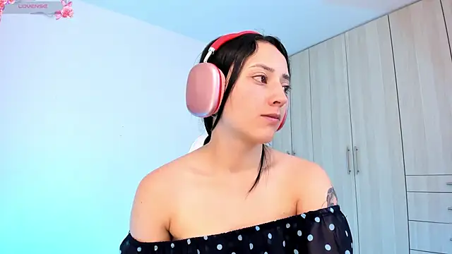 Snapshot of liaqueen610 chatting on February 12, 8:29 pm liaqueen610 online show from February 12, 8:29 pm