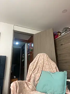 Snapshot of liaqueen610 chatting on October 13, 10:54 pm liaqueen610 online show from October 13, 10:54 pm