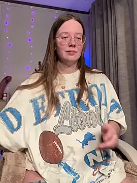 Snapshot of Sweetdee222x chatting on December 6, 7:54 am Sweetdee222x online show from December 6, 7:54 am