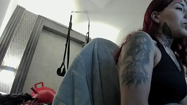 Snapshot of selene_red_ chatting on December 4, 2:04 pm selene red online show from December 4, 2:04 pm