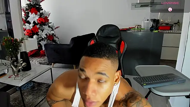 Snapshot of TROYWESLY- chatting on January 6, 5:38 pm TROYWESLY- online show from January 6, 5:38 pm