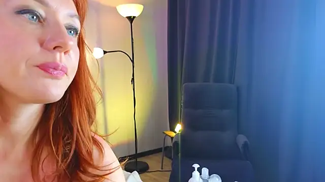 Snapshot of AlexaLenee chatting on December 6, 8:37 am AlexaLenee online show from December 6, 8:37 am