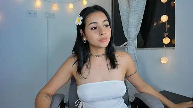 julia strauns online show from December 3, 9:00 am