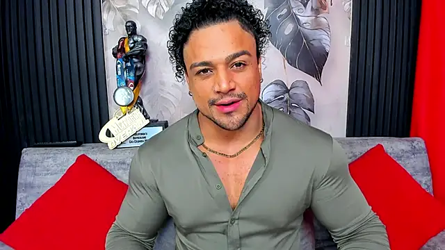 Snapshot of MikeEstevess chatting on December 15, 3:44 am MikeEstevess online show from December 15, 3:44 am