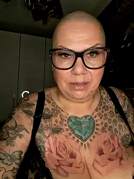 Snapshot of gepiercte_nippel chatting on December 9, 2:28 pm gepiercte nippel online show from December 9, 2:28 pm