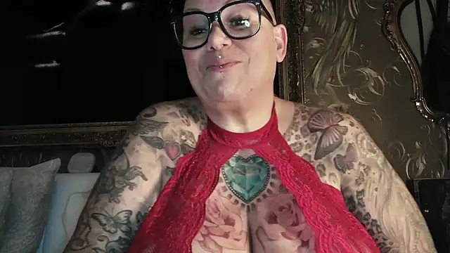 Snapshot of gepiercte_nippel chatting on January 5, 8:21 pm gepiercte nippel online show from January 5, 8:21 pm