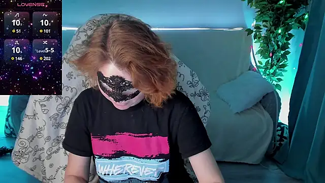 Snapshot of Sexy-Housewife chatting on December 6, 9:02 pm Sexy-Housewife online show from December 6, 9:02 pm