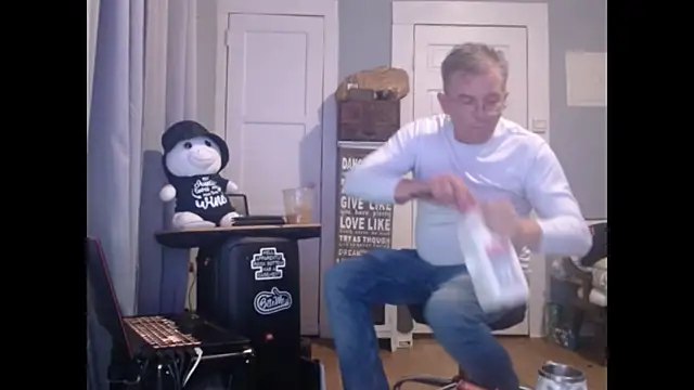 straightinyou online show from February 5, 2:40 am