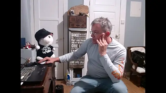 straightinyou online show from March 3, 6:04 am