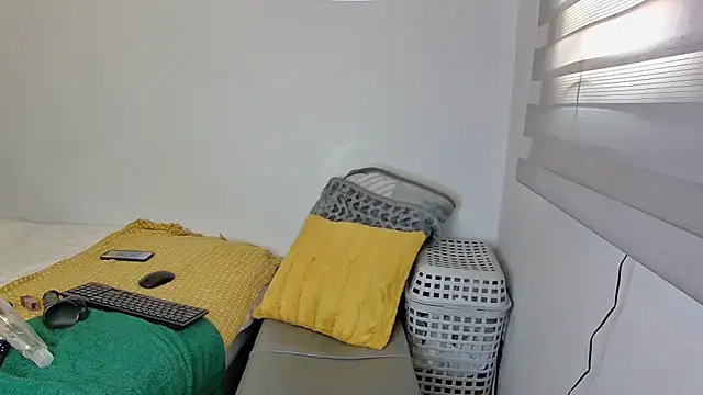 Snapshot of NaughtyKelly28 chatting on March 27, 9:10 am NaughtyKelly28 online show from March 27, 9:10 am