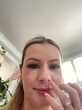 LoveShae  online show from February 5, 6:59 pm